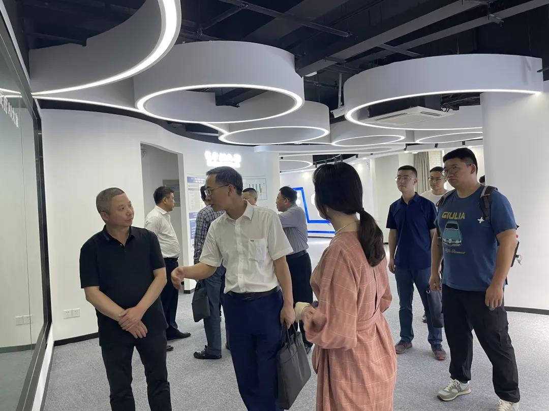鹰潭市市委常委、副市长王雄一行莅临谈球吧科技考察调研