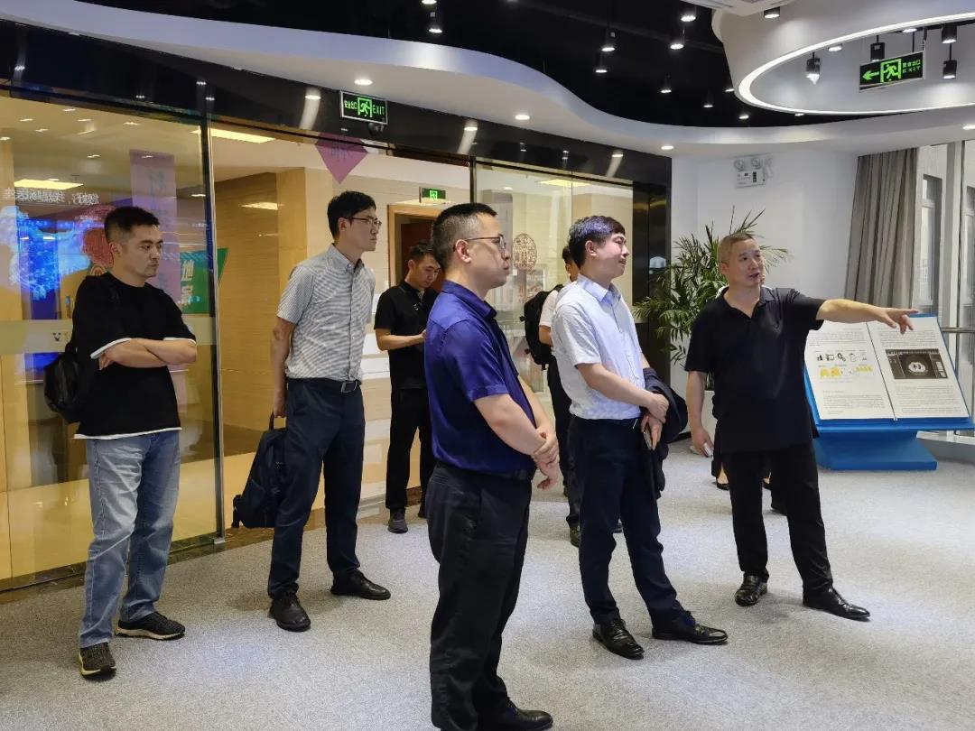 成都市锦江区委副书记、区长缪晓波一行莅临谈球吧科技考察调研