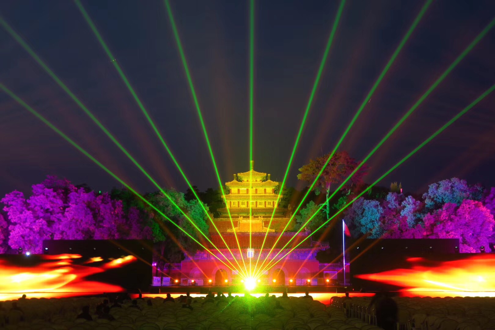 激光彩灯IEC60825-1检测:保障安全与合规性(图1) 激光彩灯IEC60825-1检测:保障安全与合规性(图1)